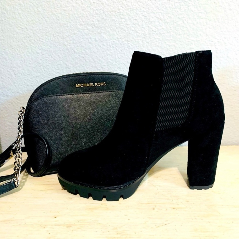 Women New Black Faux Suede Pull On Lugged‎ Block Heel Boots With Elastic Band